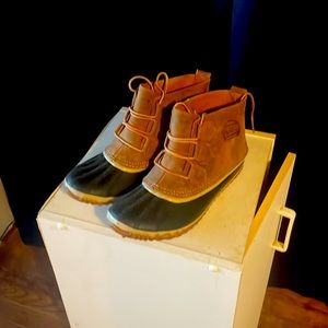 Sorel Out N About Duck boots. Size 9. Great condition.